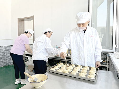 制造業(yè)發(fā)展群眾雙收益生活方式餐飲服務(wù)協(xié)同推進(jìn) 解讀工廠(chǎng)建在家門(mén)口產(chǎn)業(yè)與就業(yè)分配繁榮階段